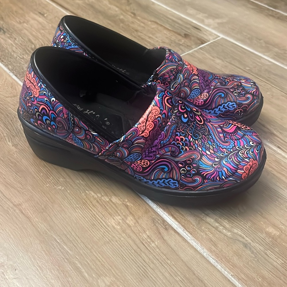 Nursing clogs in perfect condition